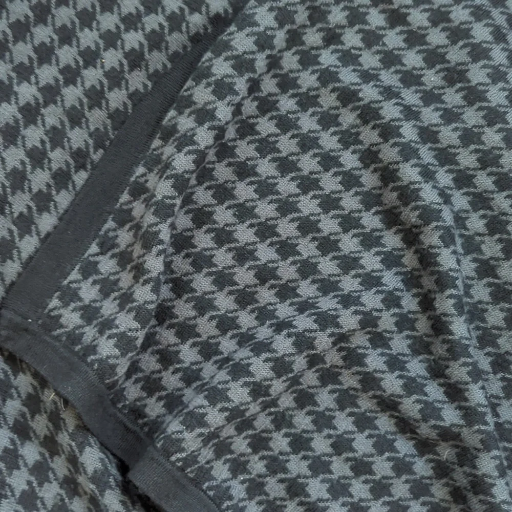 Gorgeous Tooth hound Sweater Wrap Medium - Picture 2 of 4